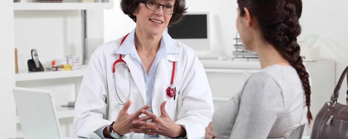 Donna incinta durante una visita medica per controlli in gravidanza