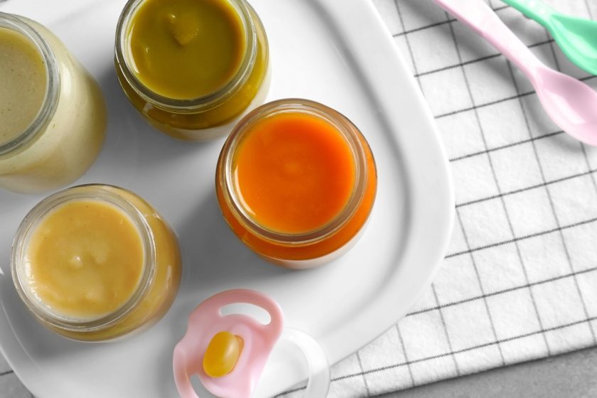 Vasetto di omogeneizzato cremoso accanto a una confezione di liofilizzato in polvere