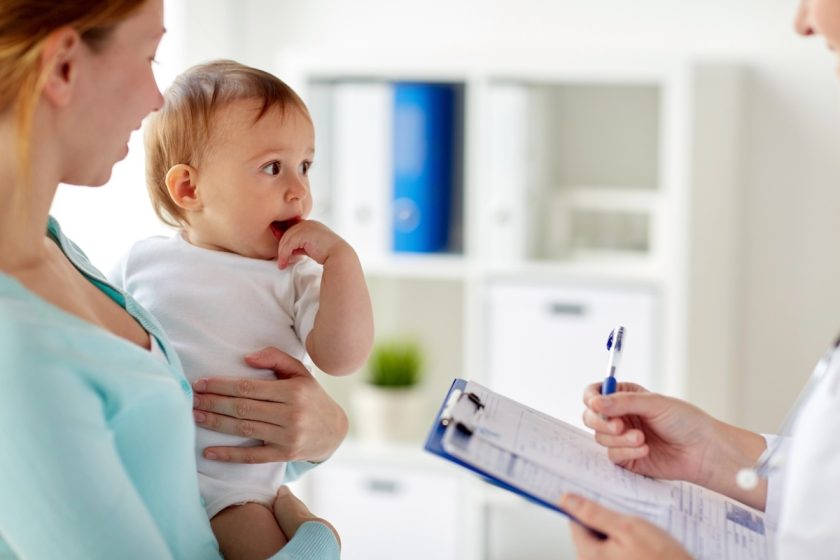 Madre e bambino parlano con una pediatra durante una visita