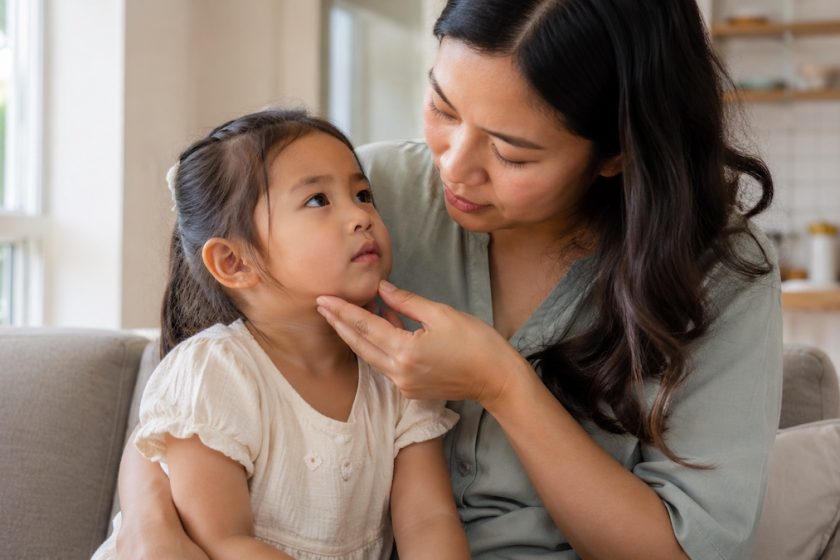 Dentista pediatrica controlla la bocca di un bambino dopo un trauma