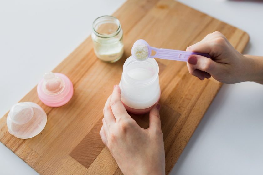 Genitore mescola il liofilizzato in polvere nella pappa del bambino