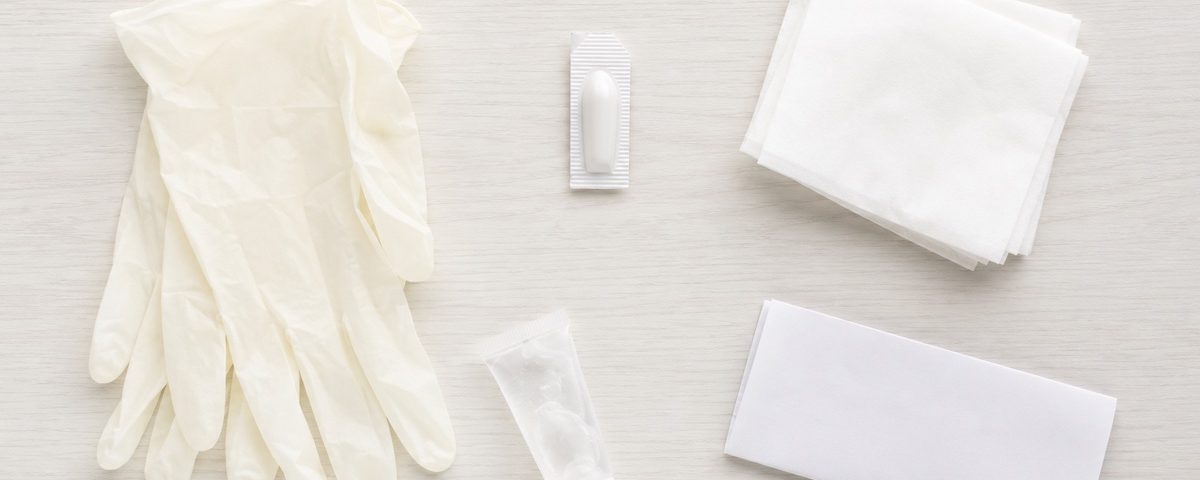 Supposta pediatrica confezionata con guanti e gel lubrificante