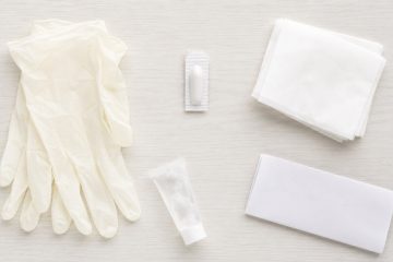 Supposta pediatrica confezionata con guanti e gel lubrificante