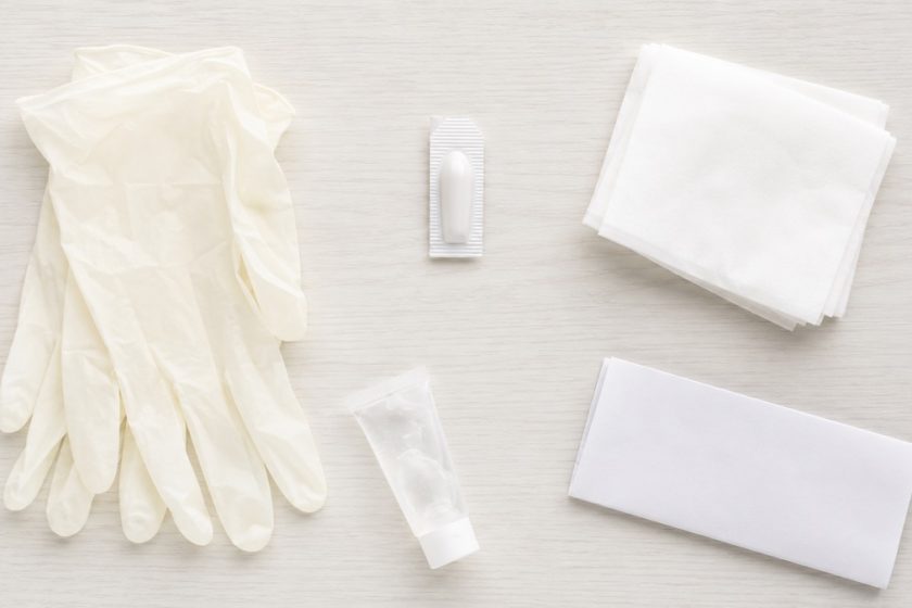 Supposta pediatrica confezionata con guanti e gel lubrificante