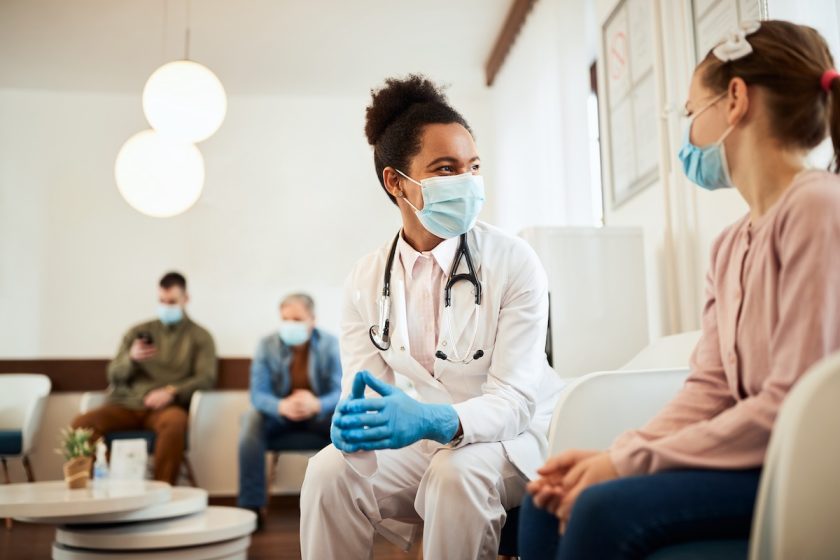 Bambino con genitore in attesa di controllo pediatrico