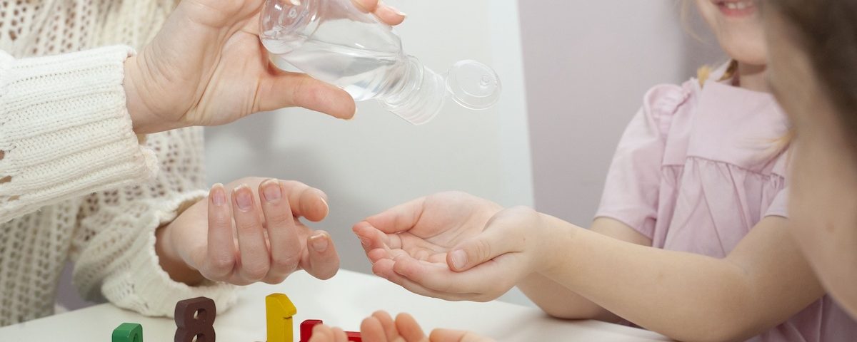 Educatore sistema i giochi nell’aula di un asilo nido