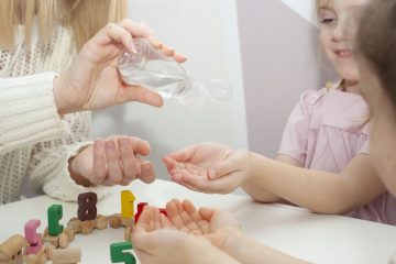 Educatore sistema i giochi nell’aula di un asilo nido