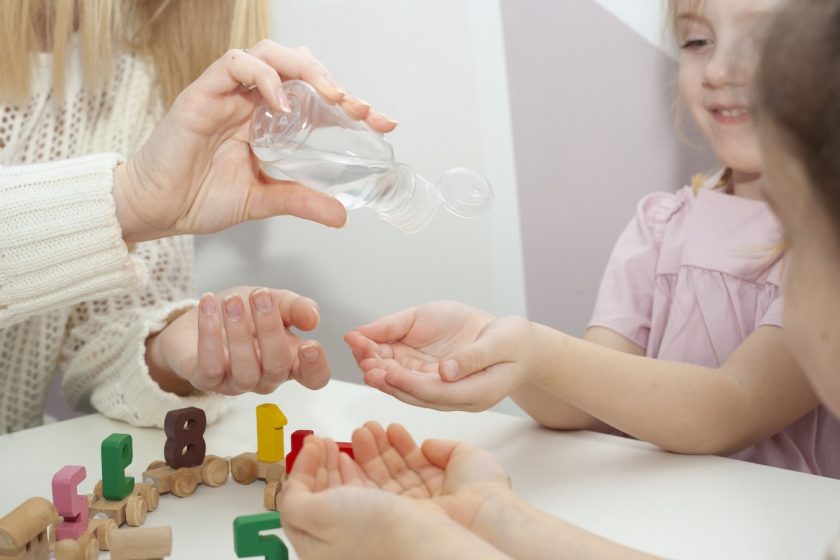 Educatore sistema i giochi nell’aula di un asilo nido