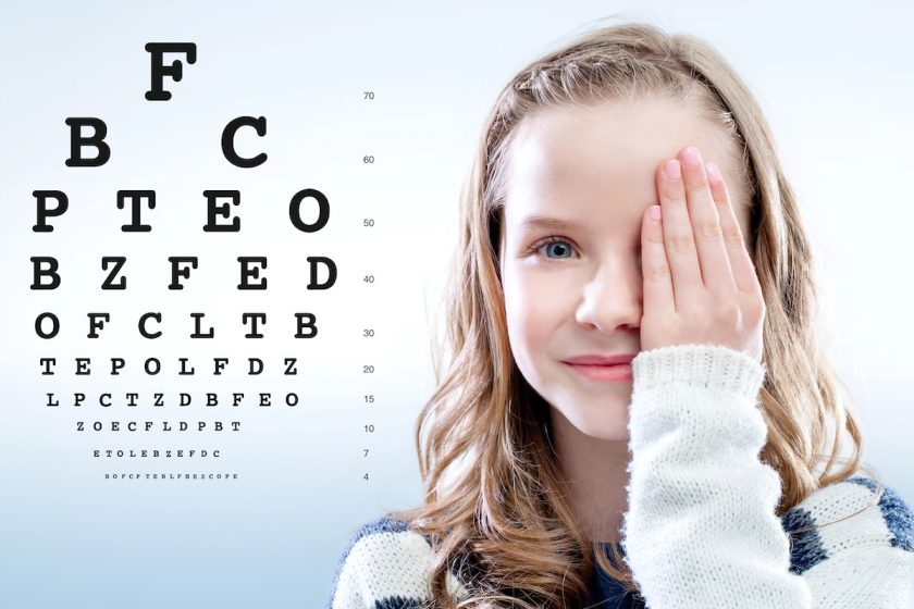 Bambino durante un controllo oculistico per la miopia
