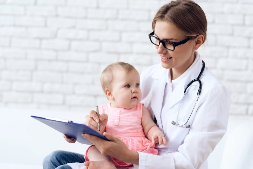 Pediatra visita un bambino piccolo accompagnato da un genitore
